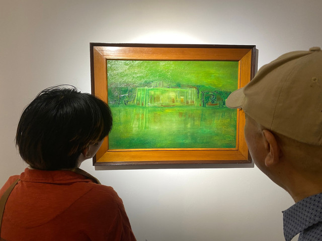 Pengunjung Pameran Menyibak Kabut di Taman Ismail Marzuki melihat karya Zaini Rumah dan Danau (Dok. Hidayat Adhiningrat)