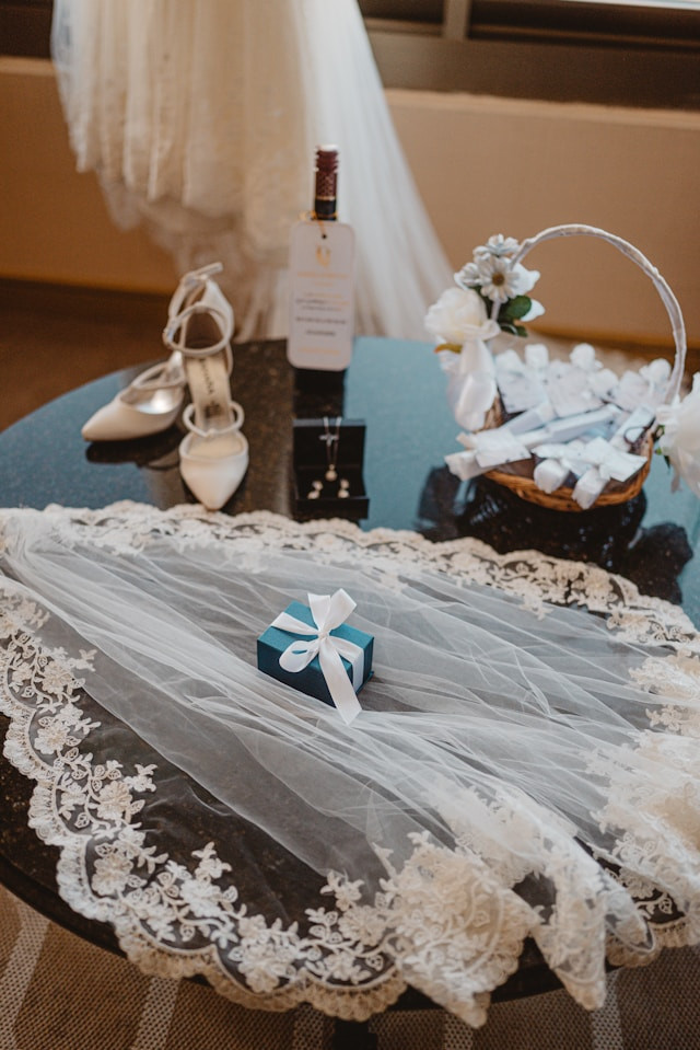 Photo by [Fotografo Samuel Cruz](https://unsplash.com/id/foto/aksesori-pernikahan-diletakkan-di-atas-meja-zdW5Xw_UK-Y?utm_source=unsplash&utm_medium=referral&utm_content=creditShareLink) on [Unsplash]
