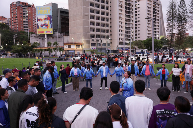 Sejumlah warga berdoa saat berkumpul bersama setelah gempa bumi melanda Caracas, Venezuela, Rabu (24/6/2026). Foto: Gaby Oraa/REUTERS