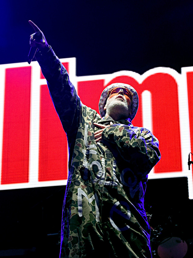 Fred Durst dari grup musik Limp Bizkit tampil di atas panggung dalam acara KROQ Weenie Roast & Luau di Doheny State Beach, Dana Point, California, Amerika Serikat, Sabtu (8/6/2019). Foto: Kevin Winter/Getty Images/AFP