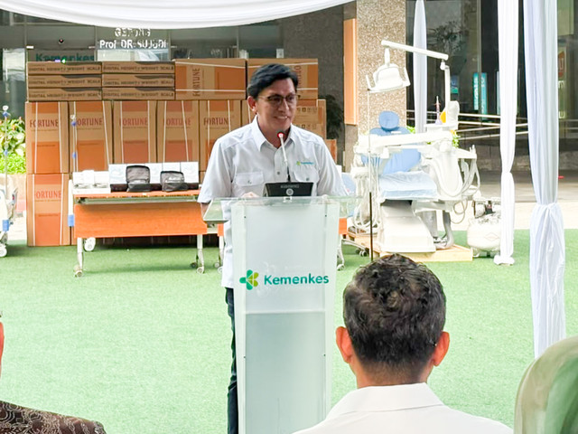 Direktur Surveilans dan Karantina Kesehatan Kemenkes RI, Sumarjaya, memberi sambutan dalam serah terima dukungan alat kesehatan untuk puskesmas terdampak bencana di Sumatera, di Kantor Kemenkes, Jakarta, Kamis (25/6/2026). Foto: Jeni Ritanti/kumparan