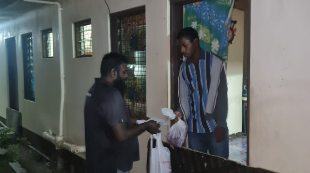 Proses distribusi daging qurban untuk warga muslim di Popendetta, Papua Nugini (Sumber: DT Peduli)