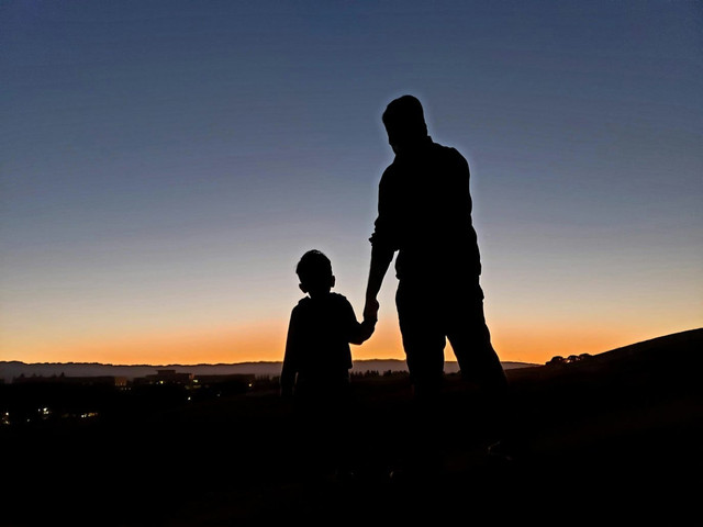 Potret bahwa anak selalu butuh ayahnya di situasi apapun ( Sumber : Unsplash)