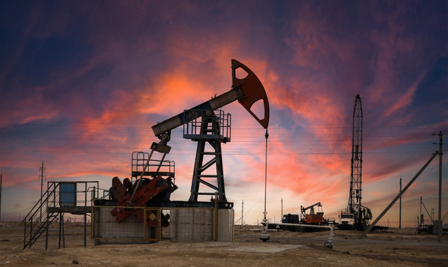 Ilustrasi pengeboran minyak. Foto: Pavel Mikheyev/REUTERS