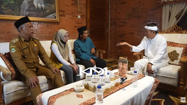 Tata, ayahnya Taufik Hidayat saat bertemu Gubernur Jawa Barat Dedi Mulyadi. Foto: Youtube/ Kang Dedi Mulyadi Channel