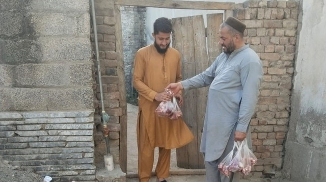 Kebersamaan Masyarakat Muslim di Nowshera, Pakistan saat Qurban DT Peduli Hadir di sana (Sumber: DT Peduli)