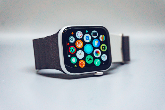 Ilustrasi smartwatch terbaik di bawah 1 juta. Foto: Unsplash