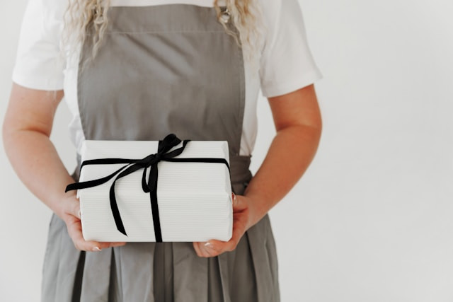 Ilustrasi kado untuk wali kelas perempuan. Foto: Vlad Deep/Unsplash