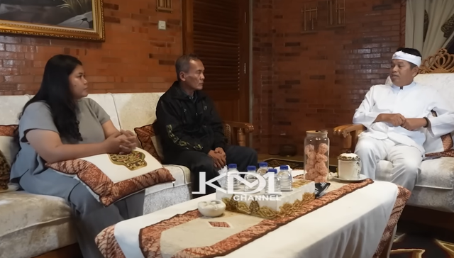 Ayah dan kakak ipar YTR. Foto: YouTube KDM.