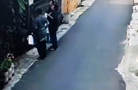 Rekaman CCTV 3 pengamen membakar pagar rumah warga di Bekasi. Dok Istimewa
