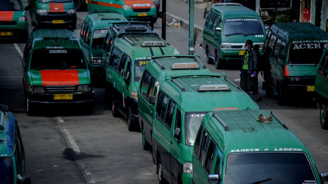 Sejumlah angkot menunggu penumpang di Terminal Cicaheum, Bandung, Jawa Barat,. Foto: ANTARA FOTO/Raisan Al Farisi