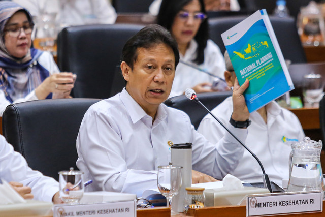 Menteri Kesehatan Budi Gunadi Sadikin (kanan) menyampaikan paparan saat rapat kerja dengan Komisi IX DPR di Kompleks Parlemen, Senayan, Jakarta, Kamis (25/6/2026). Foto: Asprilla Dwi Adha/ANTARA FOTO