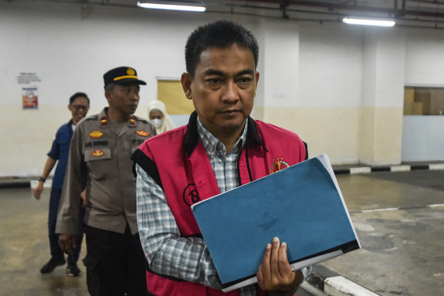 Terdakwa kasus dugaan korupsi tata kelola pertambangan Hery Susanto berjalan menuju mobil tahanan usai Sidang Dakwaan di Pengadilan Tipikor, Jakarta, Kamis (25/6/2026). Foto: Fakhri Hermansyah/ANTARA FOTO