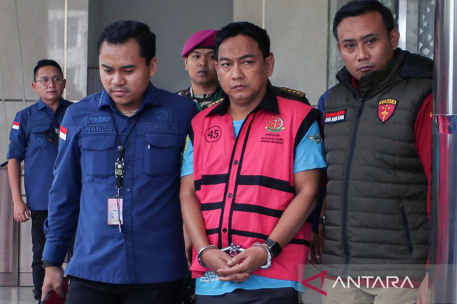 Penyidik Kejaksaan Agung mengawal Ketua Ombudsman RI 2026 - 2031 Hery Susanto (kedua kanan) seusai menjalani pemeriksaan dan penetapan tersangka di Gedung Bundar Jampidsus Kejaksaan Agung, Jakarta, Kamis (16/4/2026). Foto: Fakhri Hermansyah/ANTARA FOTO