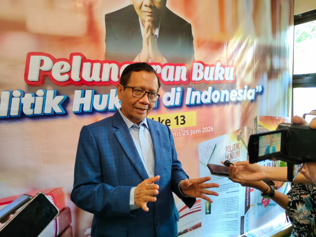 Eks Menkopolhukam Mahfud MD menjawab pertanyaan wartawan usai meluncurkan buku berjudul "Politik Hukum di Indonesia" edisi XIII (2026) di Gedung University Club (UC UGM), Kamis (25/6). Foto: Arfiansyah Panji Purnandaru/kumparan