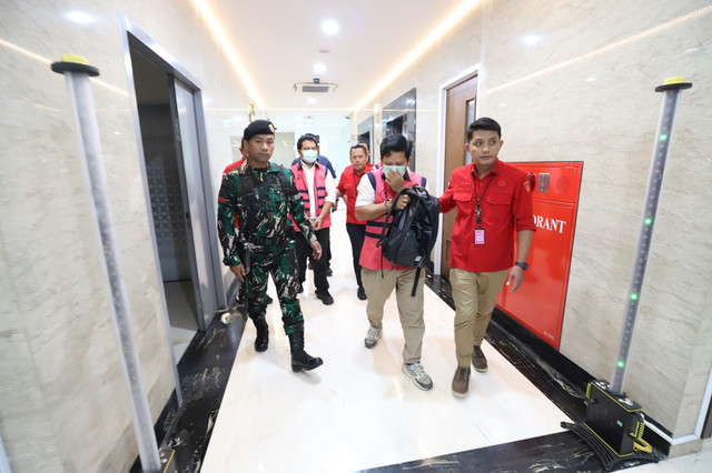 Tim penyidik Kejaksaan Tinggi menangkap tiga orang tersangka terkait tindak pidana korupsi pada Direktorat Jenderal Cipta Karya dan Direktorat Jenderal Cipta Karya dan Direktorat Jenderal Sumber Daya Air Kementerian Pekerjaan Umum. Foto: Dok. Kejati Jakarta