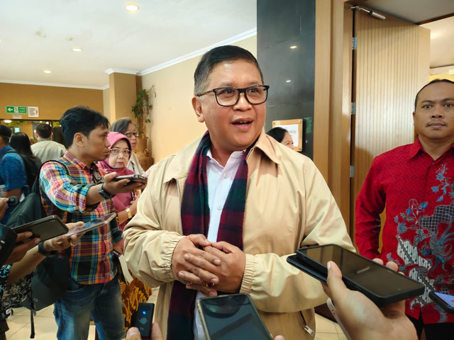 Sekretaris Jenderal PDI Perjuangan, Hasto Kristiyanto, usai menghadiri peluncuran buku Mahfud MD di Gedung University Club (UC UGM), Kamis (25/6). Arfiansyah Panji/kumparan