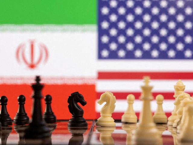 Chess pieces are seen in front of Iran and US flags in this illustration taken January 25 2022. © Dado Ruvic, Reuters