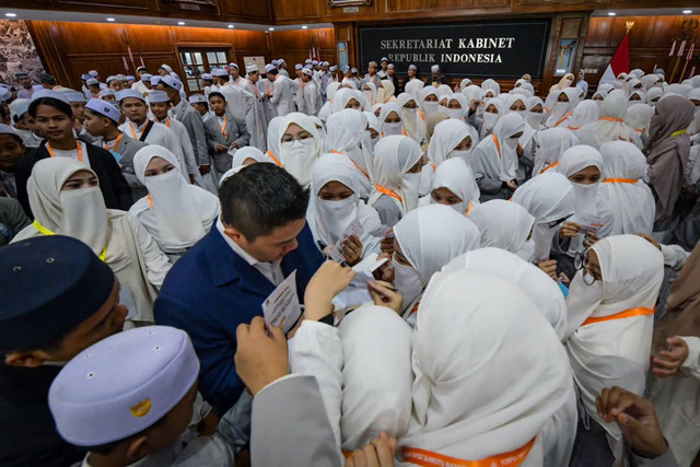 Seskab Teddy Indra Wijaya saat menyambut 300 santri dan santriwati beserta para pengajar dari Pondok Pesantren Qurrotu Nafsin dalam program "Istana untuk Anak Sekolah" di Istana Kepresidenan Jakarta, pada Kamis, (25/6/2026). Foto: Instagram/ @sekretariat.kabinet