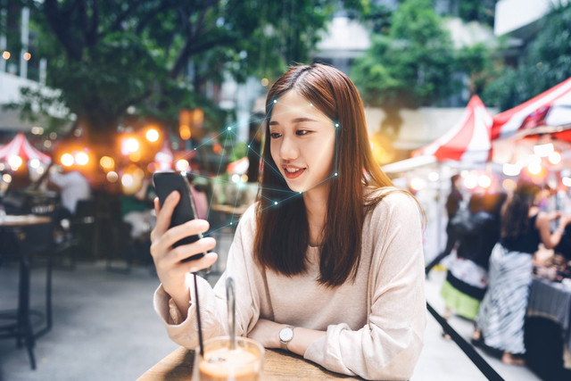 Ilustrasi melakukan registrasi biometrik. Foto: dodotone/Shutterstock