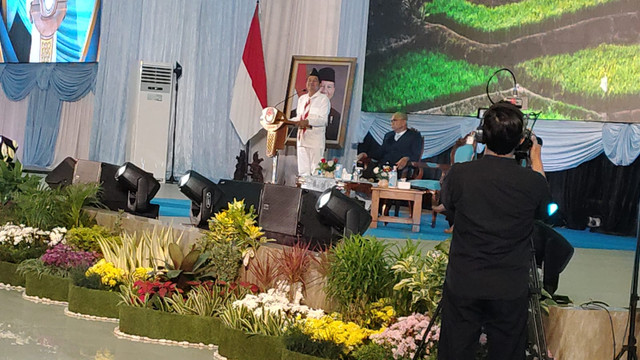 Gubernur Jawa Barat Dedi Mulyadi atau KDM memberikan kuliah umum di hadapan ribuan praja di Kampus IPDN Jatinangor, Sumedang, Kamis (25/6/2026). Foto: Dok. kumparan