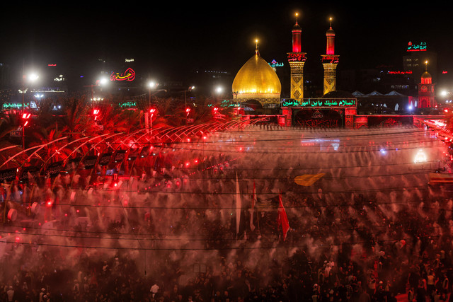 Ribuan warga Syiah mengikuti upacara berkabung di sekitar Makam Imam Abbas di Kota Karbala, Irak, Rabu (24/6/2026). Foto: Ahmad Al-Rubaye/AFP