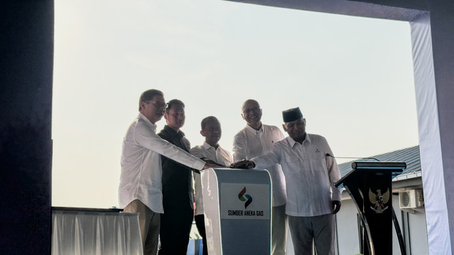 Menteri Energi dan Sumber Daya Mineral (ESDM) Bahlil Lahadalia meresmikan fasilitas Mini Liquefied Natural Gas (LNG) Plant PT Sumber Aneka Gas (SAG), anak usaha PT Super Energy Tbk (SURE), dengan nilai investasi Rp 1,1 triliun. Foto: kumparan