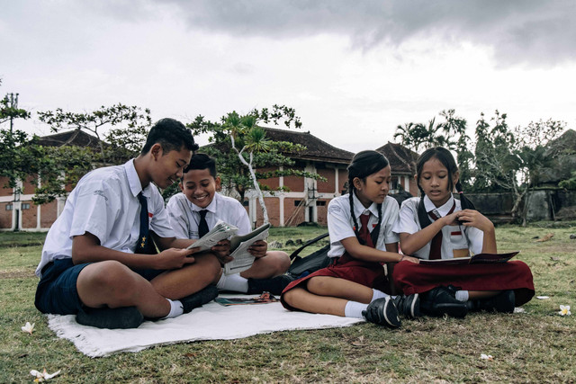 Pelestarian bahasa daerah oleh generasi muda. Sumber: Roman Odintsov/Pexels