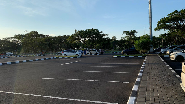 Area parkir U2 Terminal 1 Bandara Juanda Sidoarjo, tempat mayat wanita dalam mobil pelat merah ditemukan, Kamis (25/6/2026). Foto: Farusma Okta Verdian/kumparan
