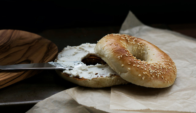 Ilustrasi Cheese Bagel TOMORO COFFEE, Unsplash/Caroline Ross