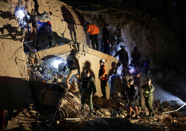 Petugas layanan darurat bekerja di lokasi bangunan yang runtuh setelah gempa bumi melanda negara itu, di Caracas, Venezuela, Rabu (24/6/2026) waktu setempat. Foto: Gaby Oraa/REUTERS