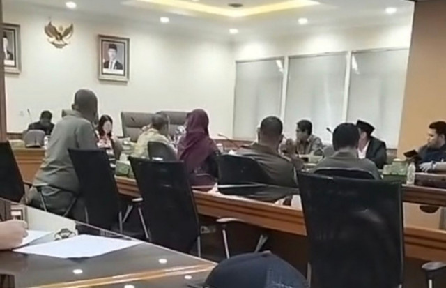 Pertemuan Komisi I DPRD Kota Bekasi dengan korban dugaan pelecehan oknum Satpol PP, Kamis (25/6/2026). Foto: kumparan