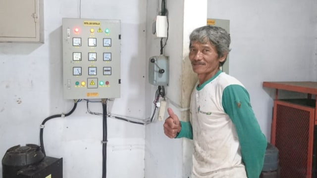 Warga menunjukkan sekring utama Pembangkit Listrik Tenaga Mikrohidro (PLTMH) di Dusun Kedungrong, Kalurahan Purwoharjo, Kapanewon Samigaluh, Kabupaten Kulon Progo. Foto: Pandangan Jogja/Widi Erha Pradana.