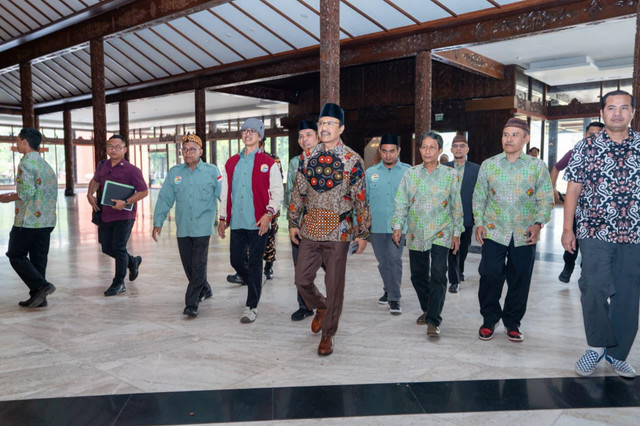 Mensos Gus Ipul ajak SP2MI bersinergi jangkau anak putus sekolah melalui program Sekolah Rakyat, Kamis (25/6/2026). Foto: Kemensos RI