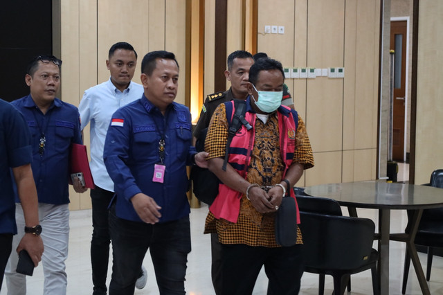 Kejati Jakarta menahan dua tersangka baru dalam perkara dugaan tindak pidana korupsi pelaksanaan belanja rutin pada Sekretariat Direktoral Jenderal Cipta Karya Kementerian Pekerjaan Umum Periode 2023 s.d. 2025. Foto: Dok. Kejati Jakarta