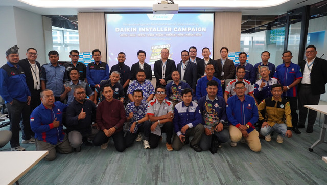 DAIKIN memberikan apresiasi khusus bagi teknisi untuk menandai satu tahun peluncuran AC Nusantara Prestige. Foto: dok. DAIKIN.