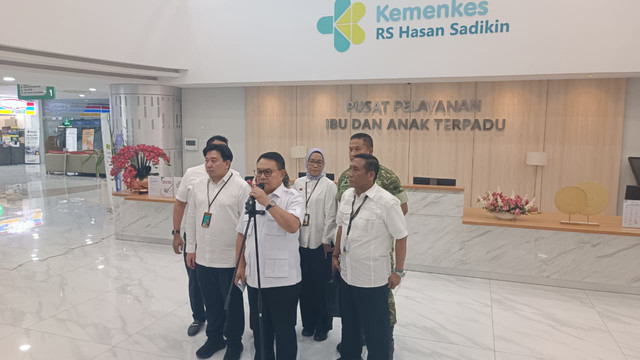Kepala Staf Kepresidenan, Jenderal (Purn) Dudung Abdurachman saat memberikan keterangan usai menjenguk korban penganiayaan, YTR, yang dirawat di RSHS Bandung, Kamis (25/6/2026). Foto: Abisatya/kumparan