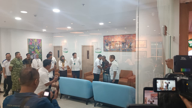 Kepala Staf Kepresidenan, Jenderal (Purn) Dudung Abdurachman saat bertemu dengan keluarga YTR di RSHS Bandung, Kamis (25/6/2026). Foto: Abisatya/kumparan