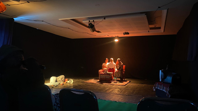 Penonton sedang menikmati pertunjukan teater di Gedung A Lantai 11 Universitas Pamulang, Sabtu (20/062026)