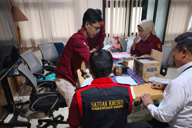 Kejati DIY menggeledah kantor Dinas Koperasi dan UMKM DIY terkait dugaan tindak pidana korupsi pengadaan mesin rumah produksi susu di dinas tersebut pada tahun anggaran 2023. Foto: Dok. Kejati DIY