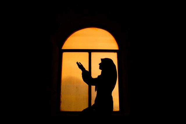 Ilustrasi perempuan yang sedang berdoa. Foto oleh Sakine Sarıhan dari Pexels: https://www.pexels.com/id-id/foto/siluet-orang-dekat-jendela-2477233/