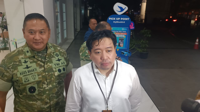 Direktur SDM, Pendidikan dan Penelitian RSHS, dr. Fitra Hergyana, Sp.DVE, FINSDV., M.H.Kes., M.M, saat memberikan keterangan terkait kondisi YTR saat ini di RSHS Bandung, Kamis (25/6/2026). Foto: Abisatya/kumparan
