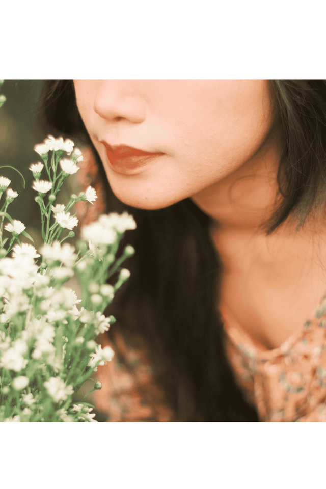 Foto oleh Chữa lành cùng fujfilm dari Pexels: https://www.pexels.com/id-id/foto/wanita-muda-memegang-bunga-liar-putih-yang-indah-28925517/