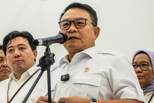 KSP Jenderal TNI (Purn) Dudung Abdurachman (kanan) didampingi Direktur RSHS Fitra Hergyana (kedua kiri) memberi keterangan pers usai menjenguk korban penganiayaan dan penyekapan di Rumah Sakit Hasan Sadikin, Bandung, Jawa Barat, Kamis (25/6/2026). Foto: Novrian Arbi/ANTARA FOTO