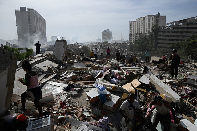 Warga berjalan di antara puing-puing bangunan setelah gempa bumi melanda Caraballeda, negara bagian La Guaira, sekitar 40 kilometer timur laut Caracas, Venezuela, Kamis (25/6/2026). Foto: Federico Parra/AFP