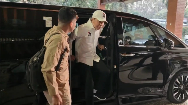 Presiden ke-7 Jokowi menggunakan topi dan kemeja PSI terbang ke Lampung. Foto: Dok. kumparan