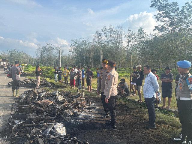 Polisi lakukan pengamanan di lokasi TKP konflik lahan antara perusahaan dengan kelompok masyarakat di Kabupaten Serdang Bedagai. Puluhan sepeda motor dan satu unit truk terbakar. Foto: Dok. Polres Tebing Tinggi