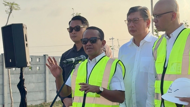 Menteri ESDM Bahlil Lahadalia saat konferensi pers di Mini Liquefied Natural Gas (LNG) Plant PT Sumber Aneka Gas (SAG), Kamis (25/6/2026). Foto:  Fariza/kumparan