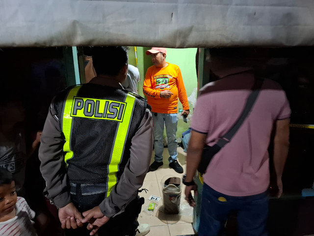 Lokasi wanita berinisial SN (51) ditemukan tewas di rumah kontrakan di Jalan Putat Jaya Gang Lebar A, Sawahan, Kota Surabaya. Foto: Dok. Istimewa
