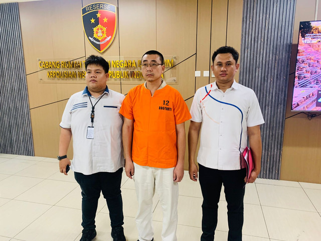 Bareskrim Polri menahan Direktur Utama PT Mitra Mentari Sentosa (MMS), Mr. Whu Zeng Xie,sebagai tersangka dalam kasus dugaan manipulasi data ekspor minyak turunan sawit melalui modus under invoicing. Foto: Dok. Istimewa